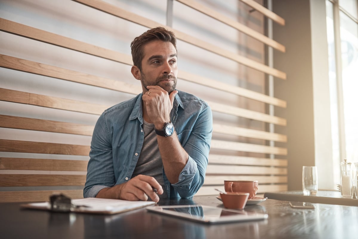 Persona reflexionando sobre liderazgo y desarrollo personal
